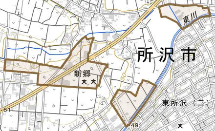 大字新郷とその周辺の地図。町の範囲を重ねている