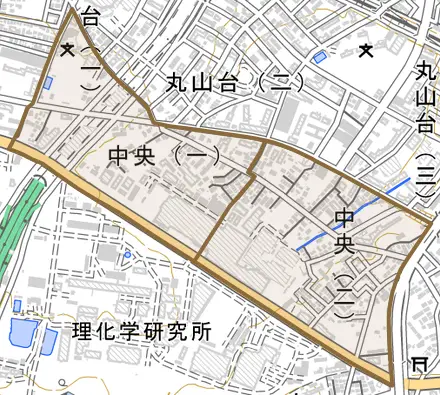 中央とその周辺の地図。町の範囲を重ねている