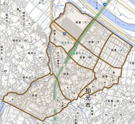 新倉とその周辺の地図。町の範囲を重ねている