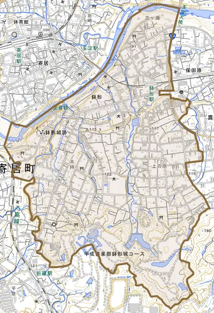 大字鉢形とその周辺の地図。町の範囲を重ねている