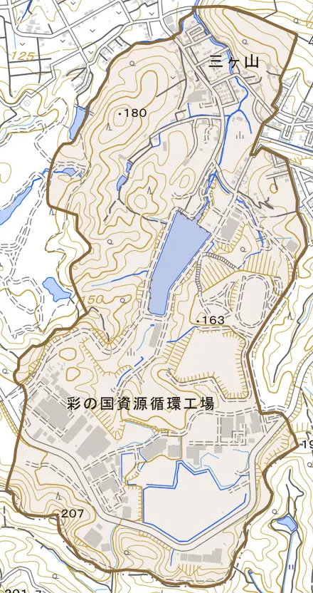 大字三ケ山とその周辺の地図。町の範囲を重ねている