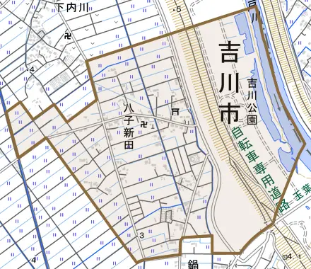 大字八子新田とその周辺の地図。町の範囲を重ねている