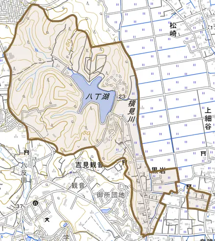大字黒岩とその周辺の地図。町の範囲を重ねている