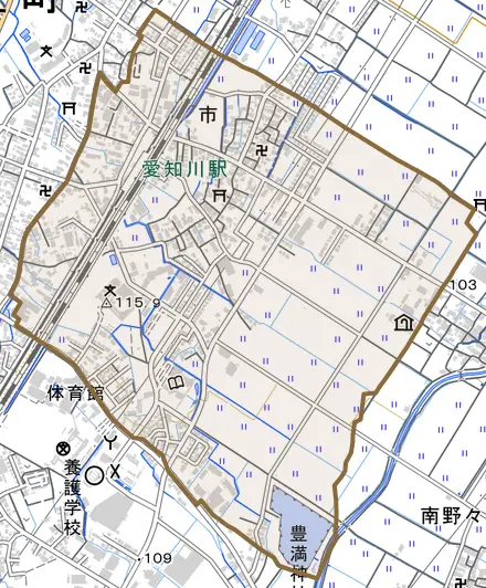 市とその周辺の地図。町の範囲を重ねている