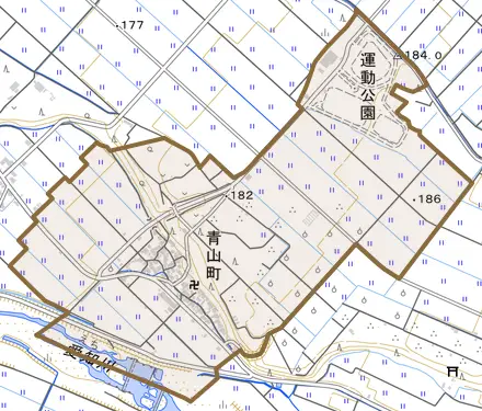 青山町とその周辺の地図。町の範囲を重ねている