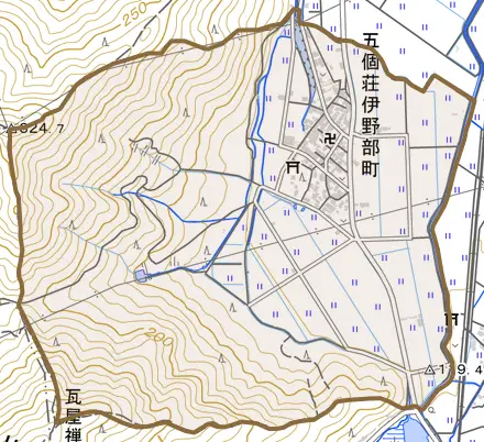 五個荘伊野部町とその周辺の地図。町の範囲を重ねている