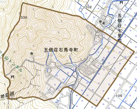 五個荘石馬寺町とその周辺の地図。町の範囲を重ねている