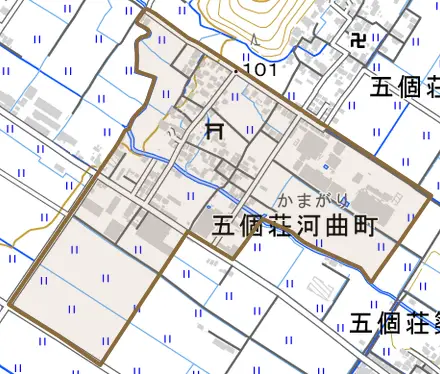 五個荘河曲町とその周辺の地図。町の範囲を重ねている