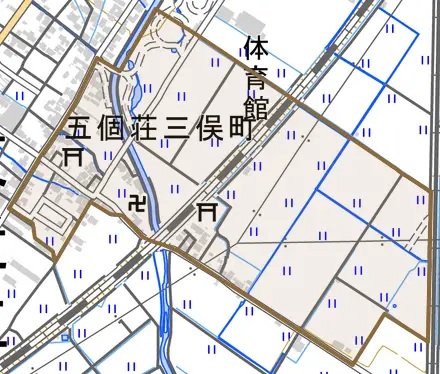 五個荘三俣町とその周辺の地図。町の範囲を重ねている