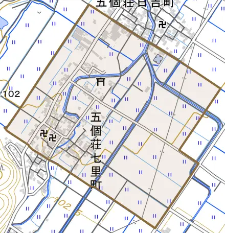五個荘七里町とその周辺の地図。町の範囲を重ねている