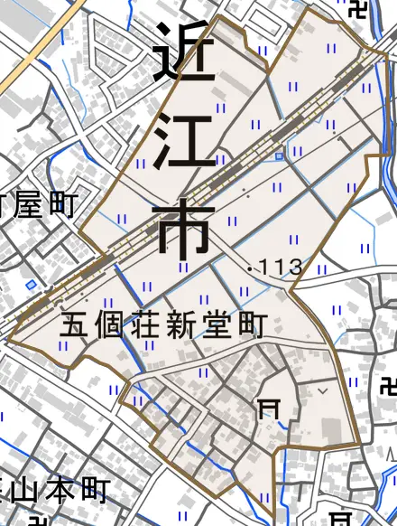 五個荘新堂町とその周辺の地図。町の範囲を重ねている