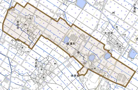 横溝町とその周辺の地図。町の範囲を重ねている