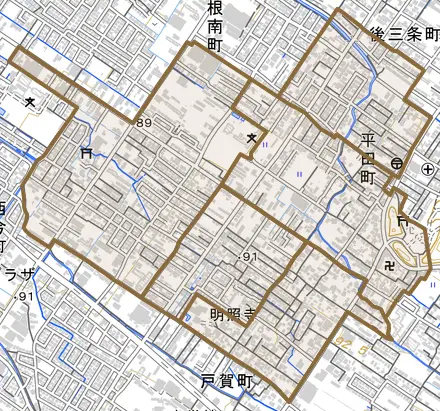 平田町とその周辺の地図。町の範囲を重ねている
