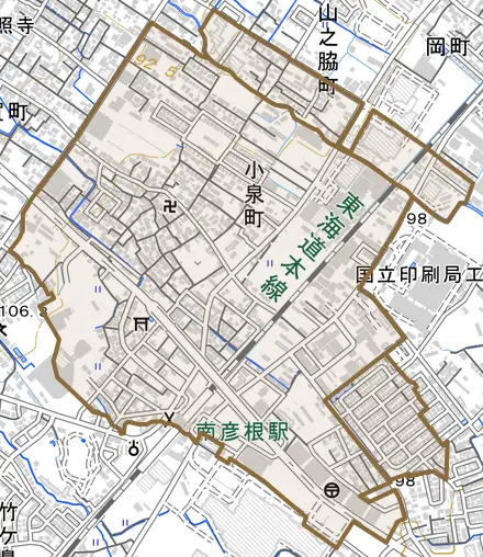 小泉町とその周辺の地図。町の範囲を重ねている