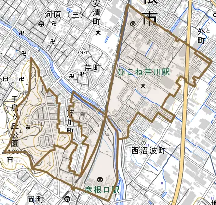 芹川町とその周辺の地図。町の範囲を重ねている