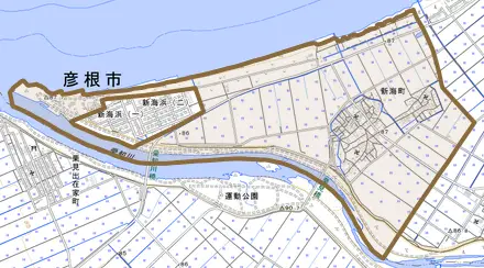 新海町とその周辺の地図。町の範囲を重ねている