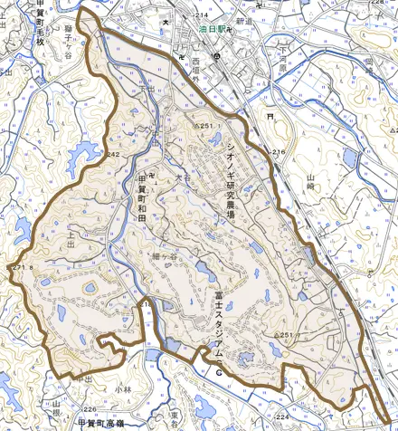 甲賀町和田とその周辺の地図。町の範囲を重ねている