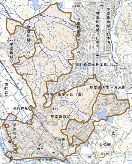 甲南町深川とその周辺の地図。町の範囲を重ねている