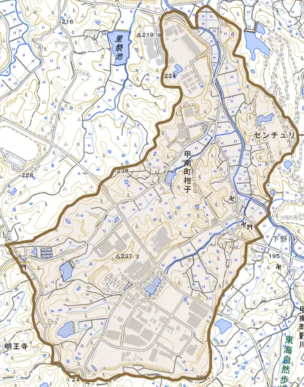 甲南町柑子とその周辺の地図。町の範囲を重ねている