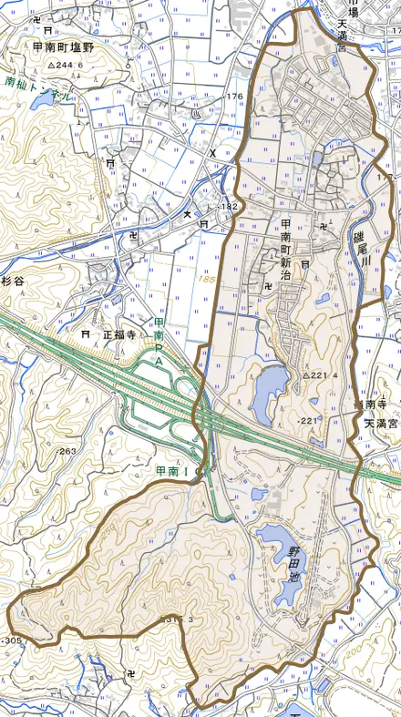 甲南町新治とその周辺の地図。町の範囲を重ねている