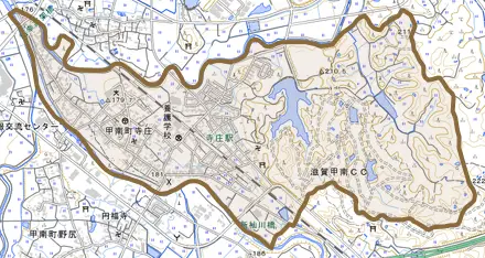 甲南町寺庄とその周辺の地図。町の範囲を重ねている