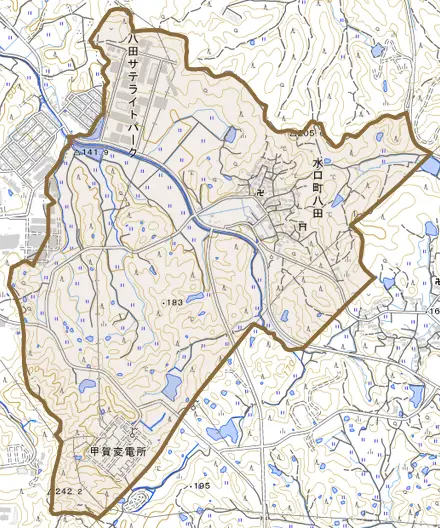 水口町八田とその周辺の地図。町の範囲を重ねている