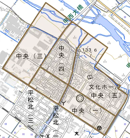 中央とその周辺の地図。町の範囲を重ねている