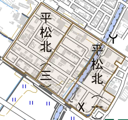 平松北とその周辺の地図。町の範囲を重ねている