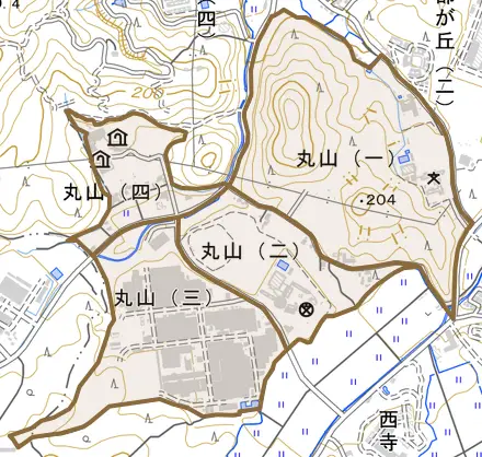 丸山とその周辺の地図。町の範囲を重ねている