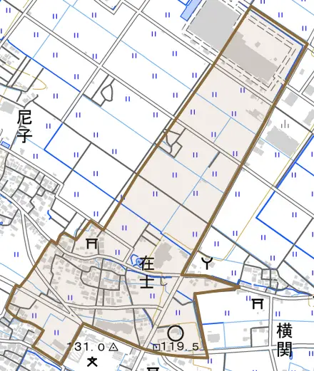 大字在士とその周辺の地図。町の範囲を重ねている