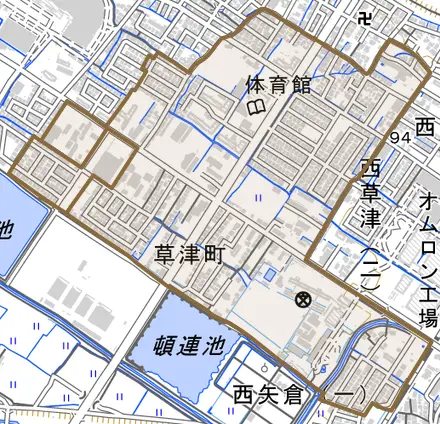 草津町とその周辺の地図。町の範囲を重ねている