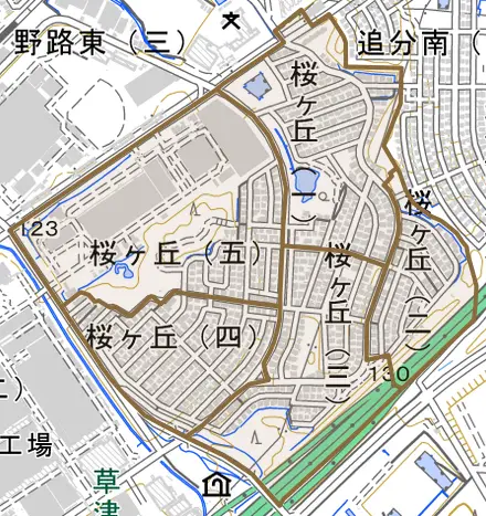桜ケ丘とその周辺の地図。町の範囲を重ねている