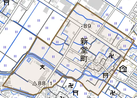 新堂町とその周辺の地図。町の範囲を重ねている