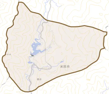 曲谷とその周辺の地図。町の範囲を重ねている