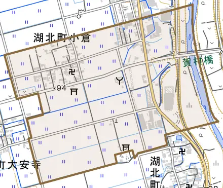 湖北町小倉とその周辺の地図。町の範囲を重ねている