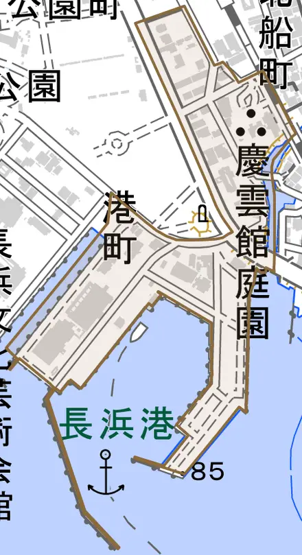 港町とその周辺の地図。町の範囲を重ねている