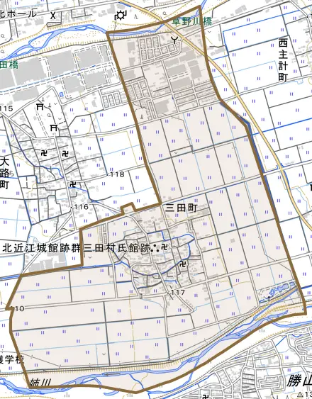 三田町とその周辺の地図。町の範囲を重ねている