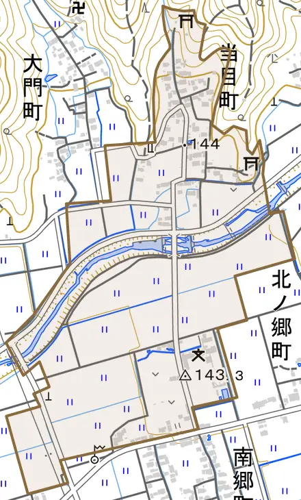 当目町とその周辺の地図。町の範囲を重ねている
