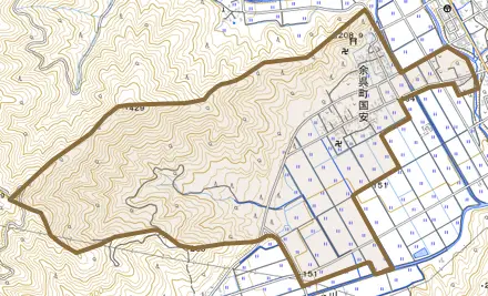 余呉町国安とその周辺の地図。町の範囲を重ねている