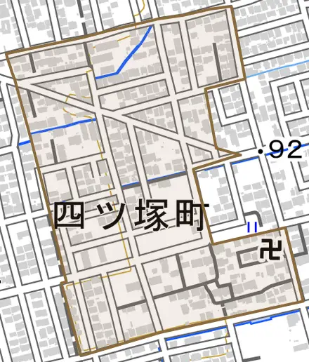 四ツ塚町とその周辺の地図。町の範囲を重ねている