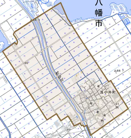 浅小井町とその周辺の地図。町の範囲を重ねている