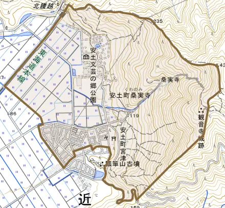 安土町桑実寺とその周辺の地図。町の範囲を重ねている