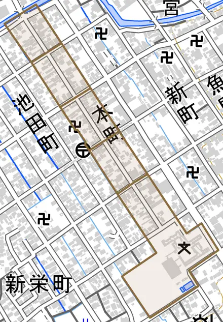 本町とその周辺の地図。町の範囲を重ねている