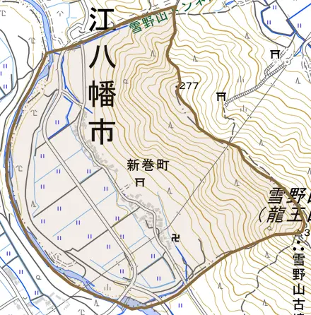 新巻町とその周辺の地図。町の範囲を重ねている