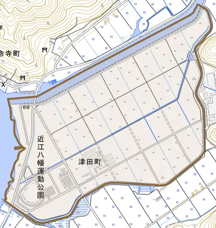津田町とその周辺の地図。町の範囲を重ねている