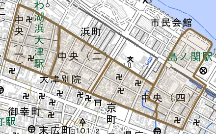 中央とその周辺の地図。町の範囲を重ねている