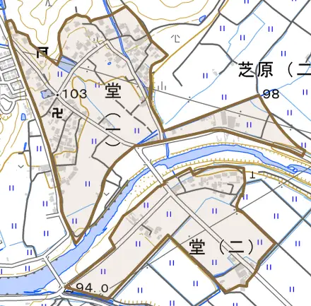 堂とその周辺の地図。町の範囲を重ねている