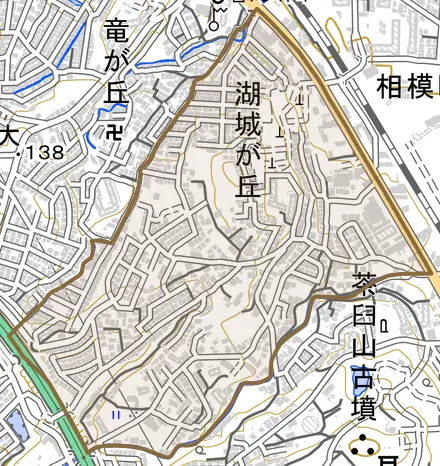 湖城が丘とその周辺の地図。町の範囲を重ねている