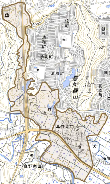 真野普門とその周辺の地図。町の範囲を重ねている