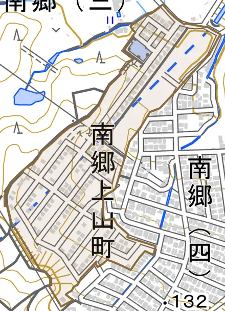 南郷上山町とその周辺の地図。町の範囲を重ねている